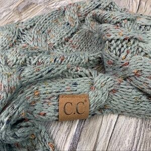 NWOT C.C. Boutique Infinity Chunky Knit Scarf Gray